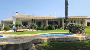 A large house with a swimming pool, a hammock, and a well-maintained garden. - Toca do Fradinho - Pera 3 7Km da Praia (Silves)