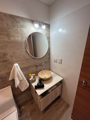 Shower, hair dryer, bidet, towels