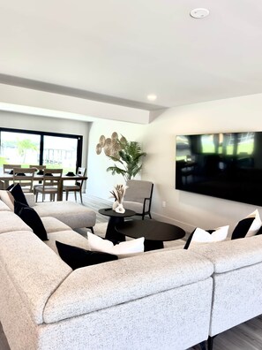 Smart TV, lareira, aparelho de som