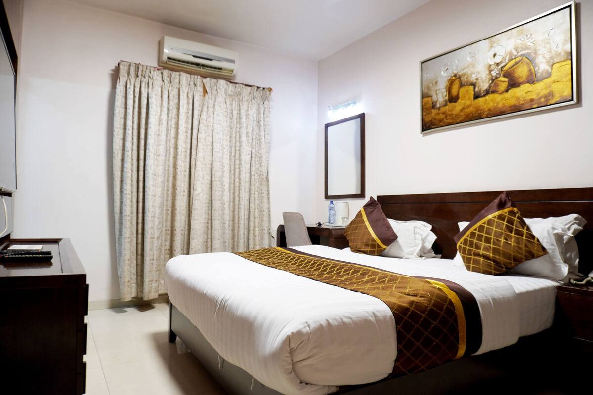 Standard Double Room | In-room safe, iron/ironing board, free WiFi