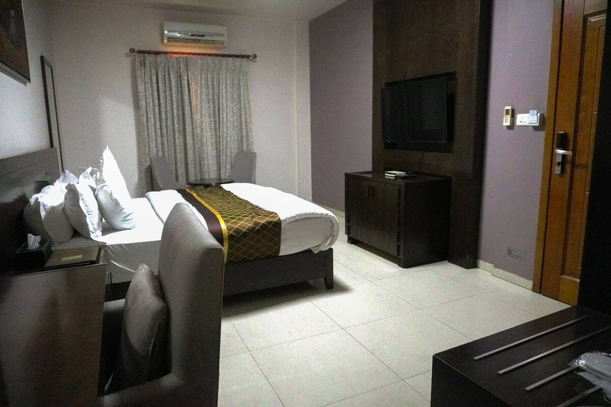 Deluxe Double Room | In-room safe, iron/ironing board, free WiFi
