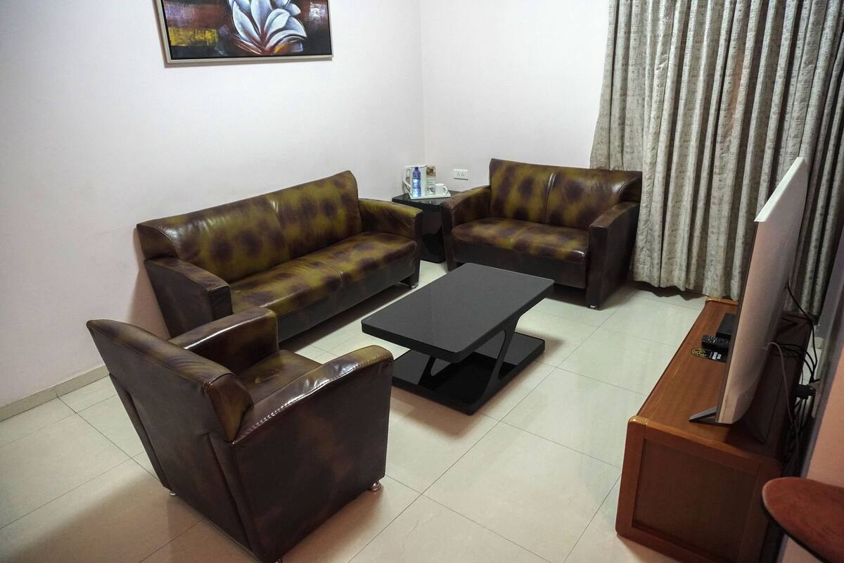 Deluxe Suite | In-room safe, iron/ironing board, free WiFi