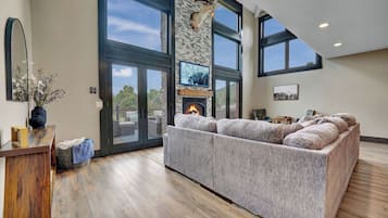 Smart TV, chimenea y videoteca