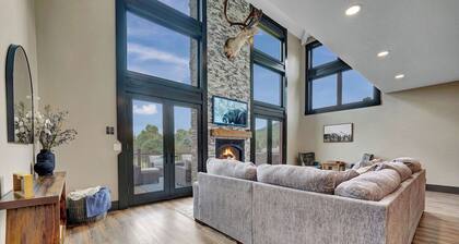 The Summit-BRAND NEW-3 king suites and Hot Tub and Sauna