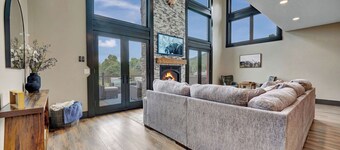 The Summit-BRAND NEW-3 king suites and Hot Tub and Sauna