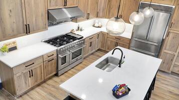 Refrigerador, microondas, horno y parrilla de estufa