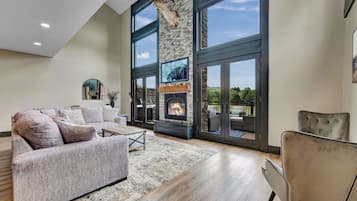 Smart TV, chimenea y videoteca