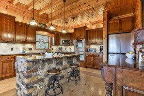 ثلاجة، فرن، موقد طهي مسطح، غسالة أطباق