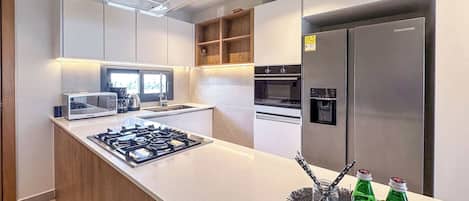 Réfrigérateur, four à micro-ondes, un four, surface de cuisson