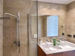 Shower, hair dryer, towels