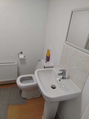 Douche, serviettes fournies, papier toilette