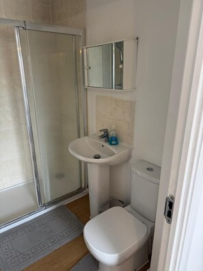 Douche, serviettes fournies, papier toilette