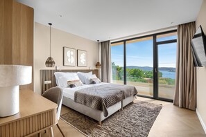 2 chambres, coffre-fort, bureau, fer et planche Ă repasser