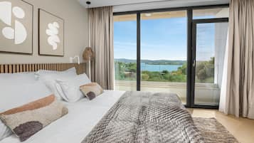 2 室のベッドルーム、セーフティボックス (室内)、デスク、アイロン / アイロン台