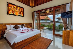 Luxe villa, 1 kingsize bed, uitzicht op zwembad | Luxe beddengoed, een bureau, een laptopwerkplek, beddengoed