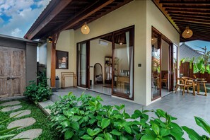 Villa Luxe, 1 très grand lit, vue piscine | Literie de qualité supérieure, bureau