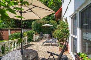 Outdoor dining - Apartment 'Behling 1 with Terrace' with Shared Terrace, Communal Garden and Wi-Fi (Liepe)