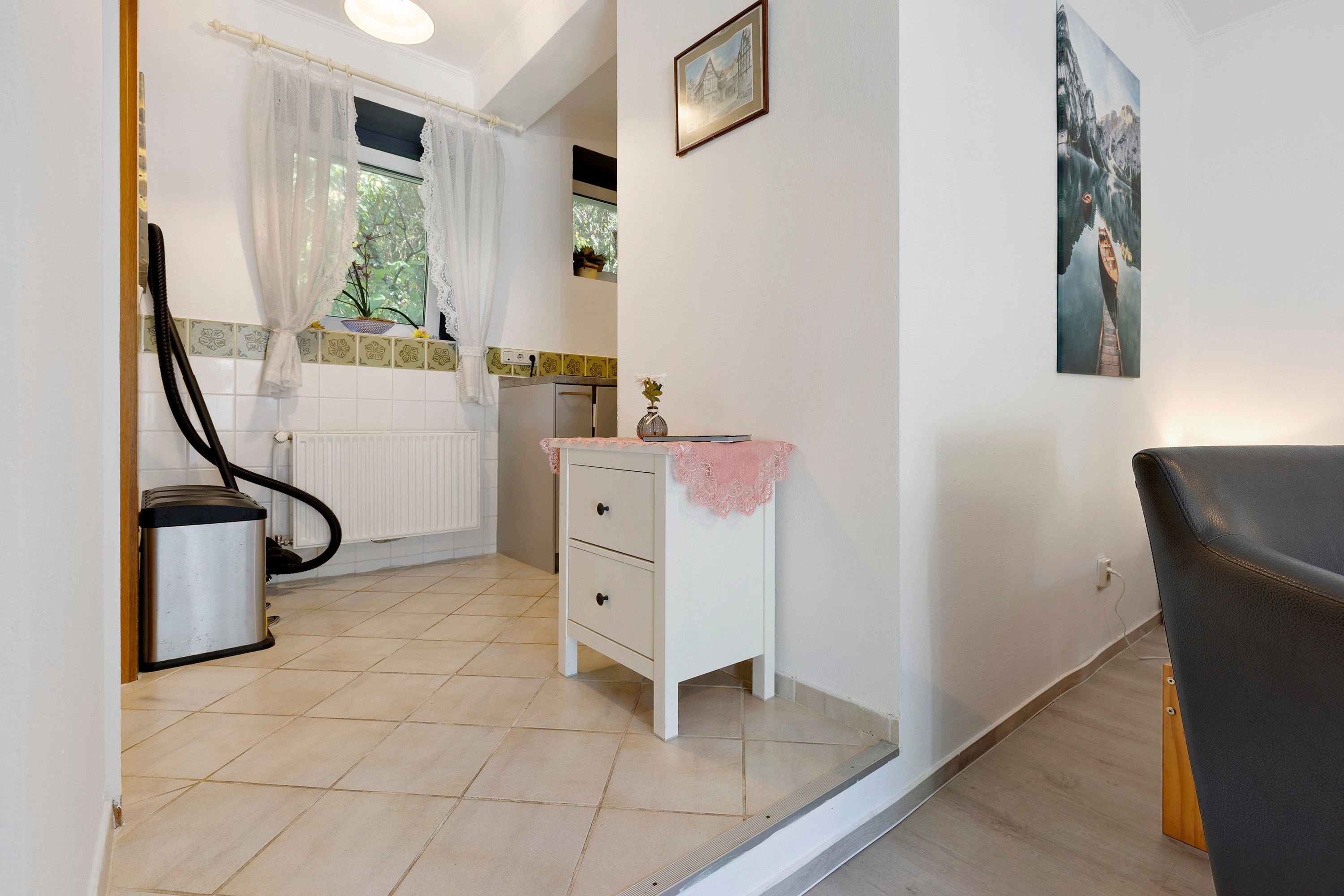Ein Badezimmer mit Toilette, Waschbecken, Spiegel und Duschbereich.