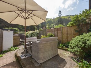 Outdoor dining - Woodedge (Minehead)