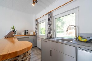 Jääkaappi, mikroaaltouuni, liesi, astianpesukone