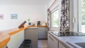 Kühlschrank, Mikrowelle, Herdplatte, Geschirrspüler