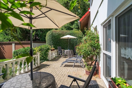 Outdoor dining. Apartment 'Behling 2 with Terrace' with Garden and Wi-Fi