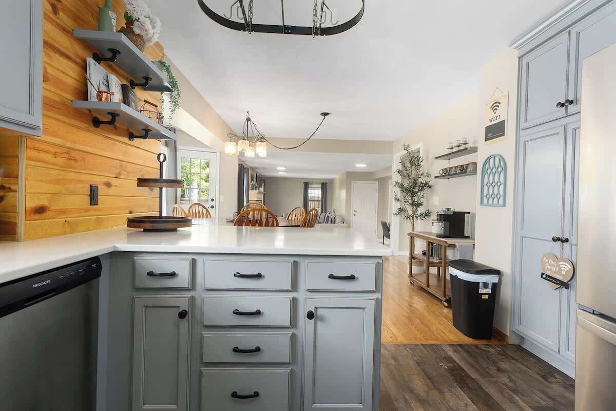 Køleskab, mikrobølgeovn, ovn, kogeplade