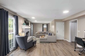 Een televisie en een kantoor