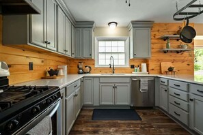 Een koelkast, een magnetron, een oven, een kookplaat