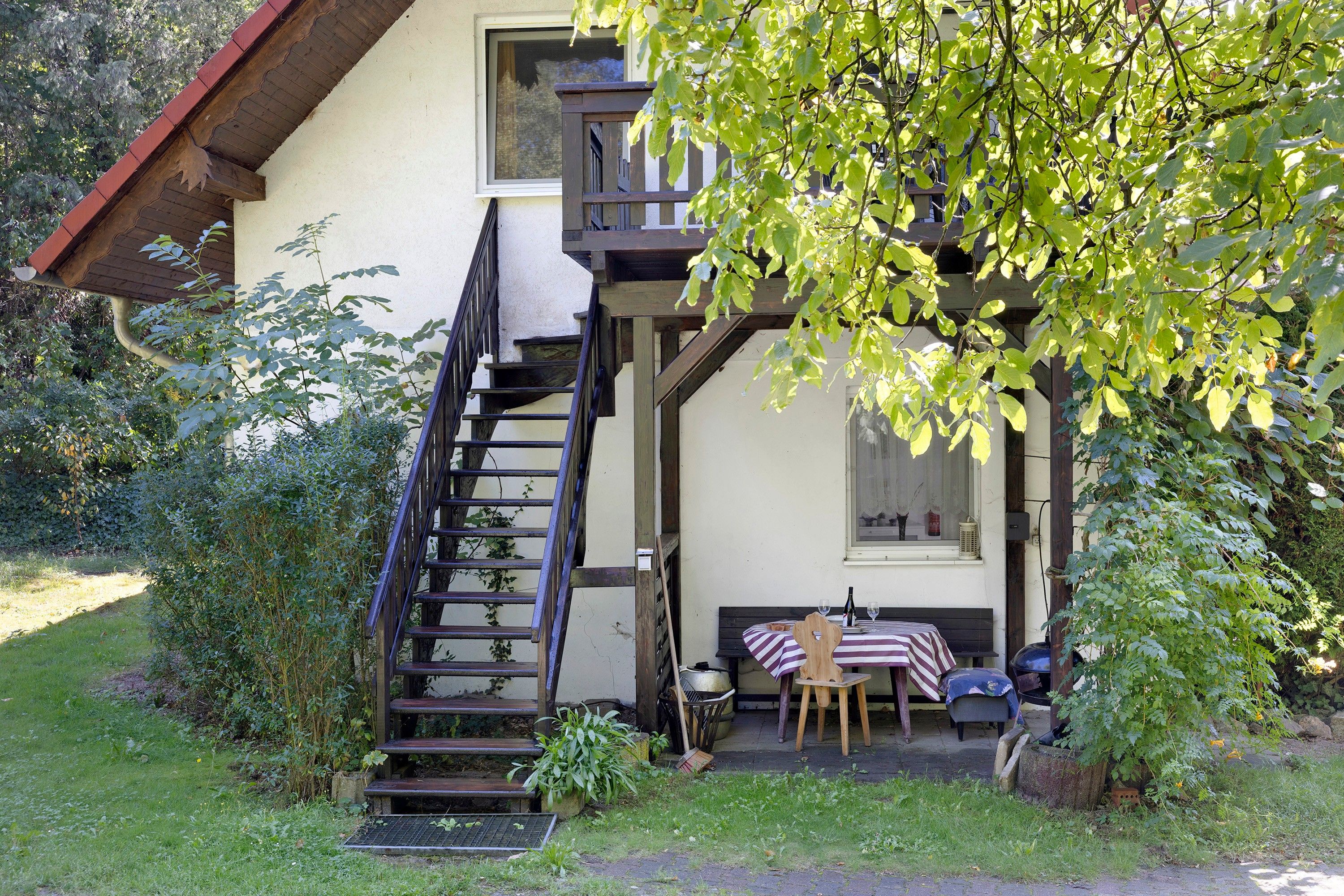 Une maison à deux étages avec un escalier en bois menant à l’étage supérieur.