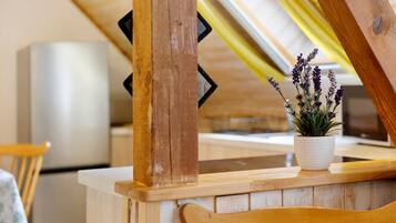 Ein Holzinterieur mit einem weißen Topf Lavendel auf einem Holztisch.