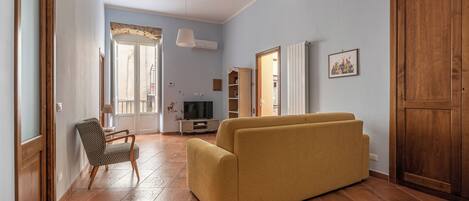 Apartment, Mehrere Betten, Balkon | Wohnbereich