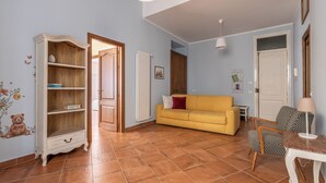 Apartment, Berbilang Katil, Balcony | Ruang tamu | 30 inci televisyen dengan satelit 