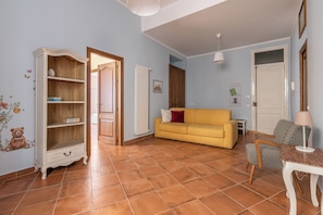 Appartement, plusieurs lits, balcon | Coin séjour