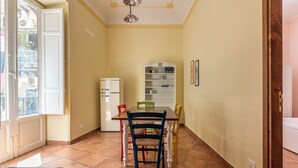 Apartment, Berbilang Katil, Balcony | Dapur peribadi | Peti sejuk, ketuhar, dapur, alat memasak/pinggan mangkuk/perkakas dapur 