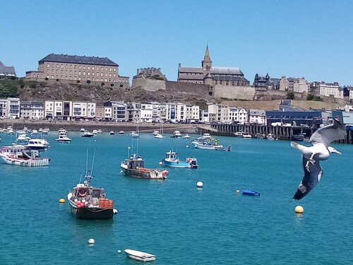1st floor apartment in a small building in the old town of Granville (France)