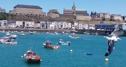 appart 1er étage d'un petit immeuble de la vieille ville de Granville (manche)