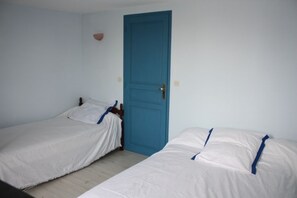 1 dormitorio, tabla de planchar con plancha, wifi y ropa de cama
