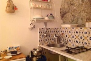 Een oven, een kookplaat, een vaatwasser