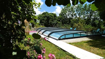 Inomhuspool och utomhuspool