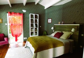 2 chambres, lit parapluie, accès Internet, draps fournis