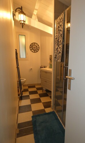 Dusche, Haartrockner, Handtücher, Toilettenpapier