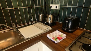 Kylskåp, mikrovågsugn, spishäll och kaffe- och tebryggare