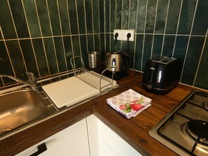 Kühlschrank, Mikrowelle, Herdplatte, Wasserkocher mit Kaffee-/Teezubehör