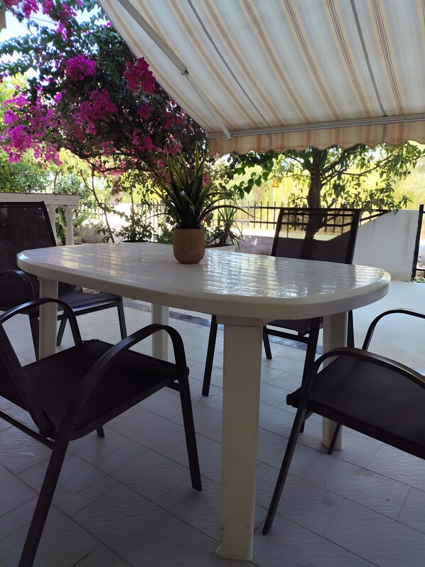 Outdoor dining