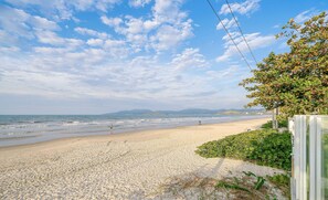 A beach with a clear sky, a sandy shore, and a view of the ocean. - House on the Beachfront of Pereque SC Aaf378 (Porto Belo)