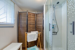 Dusche, Haartrockner, Handtücher