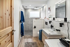 Douche, séchoir à cheveux, serviettes fournies