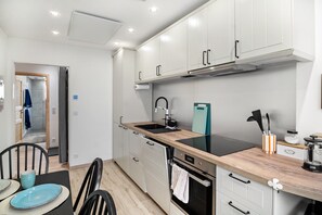Refrigerador, horno, parrilla de estufa y lavavajillas 