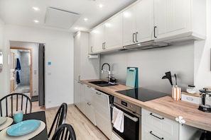 Réfrigérateur, four, plaque de cuisson, lave-vaisselle